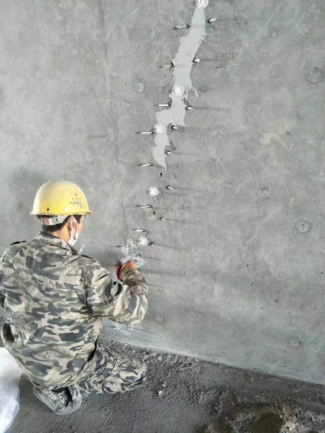 海陵混凝土楼板裂缝加固施工的方案